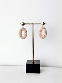 Oorbellen ovaal beige glaskraal