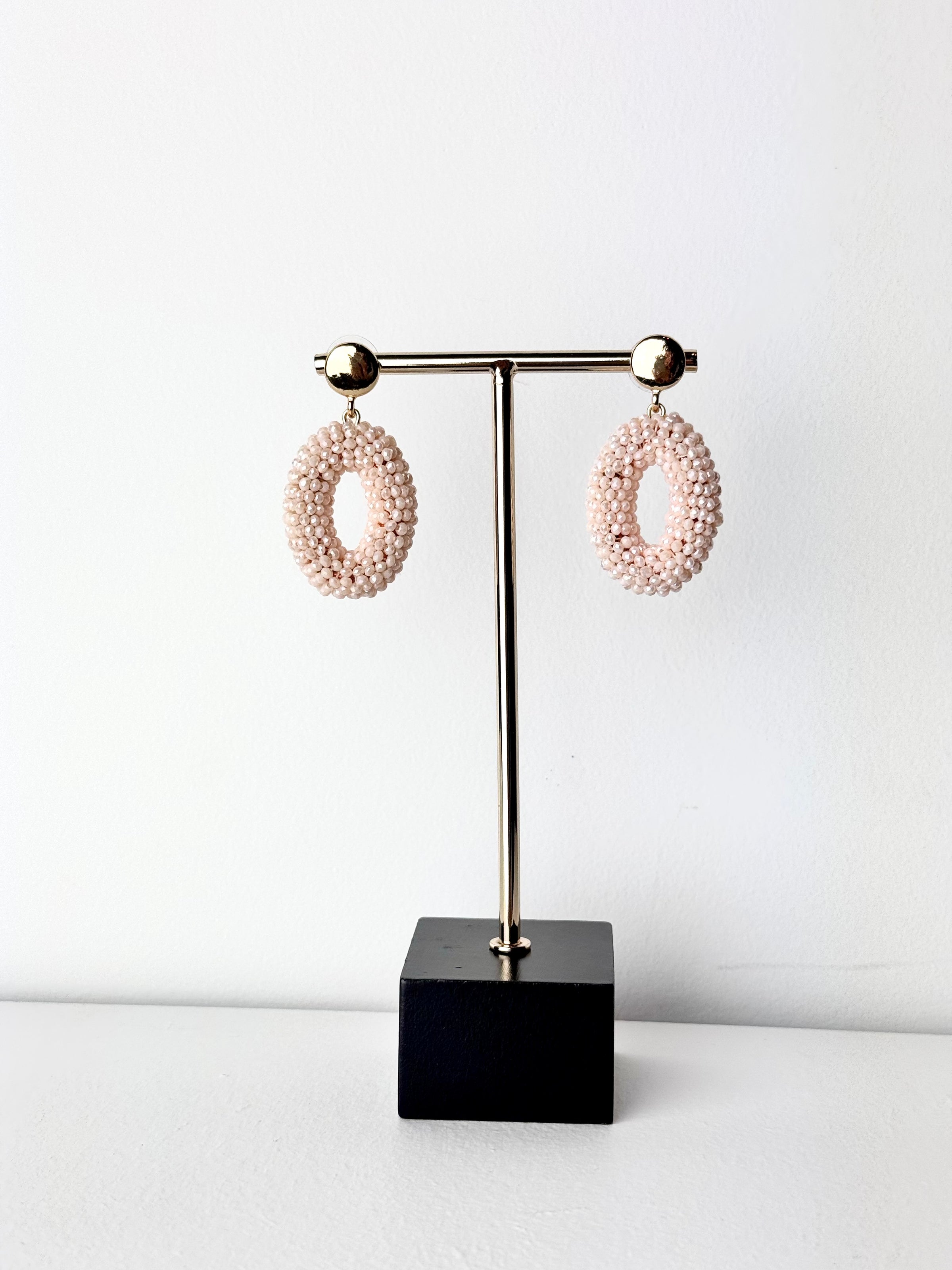 Oorbellen ovaal beige glaskraal
